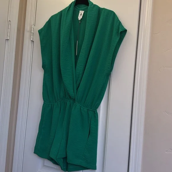 New Flawless Green Sleeveless Romper Size M - Picture 2 of 9